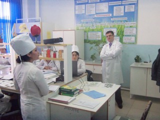 Лабораторне заняття з фармакогнозії зі студентами 5 курсу